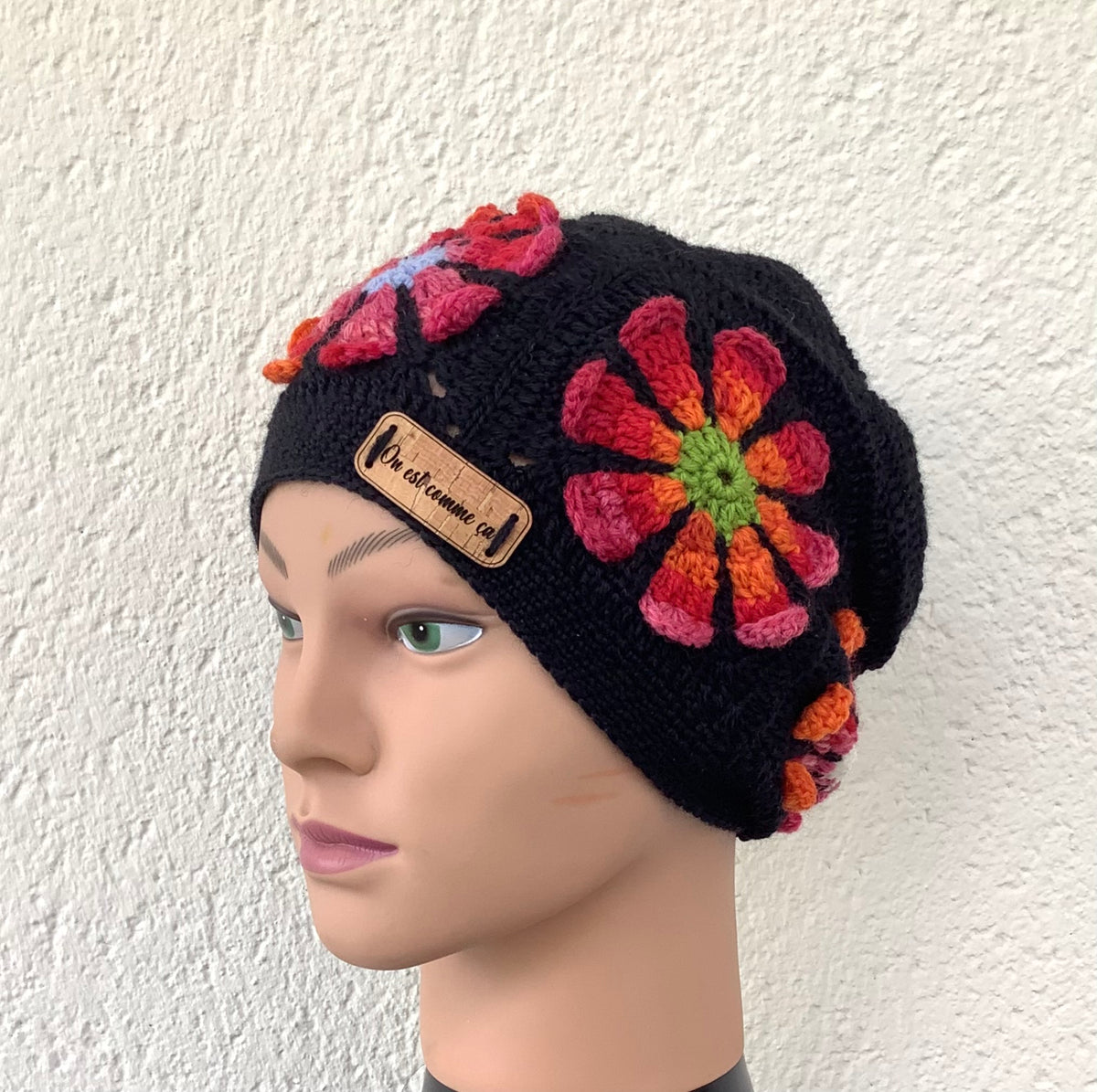 Bonnet fleurs rouges